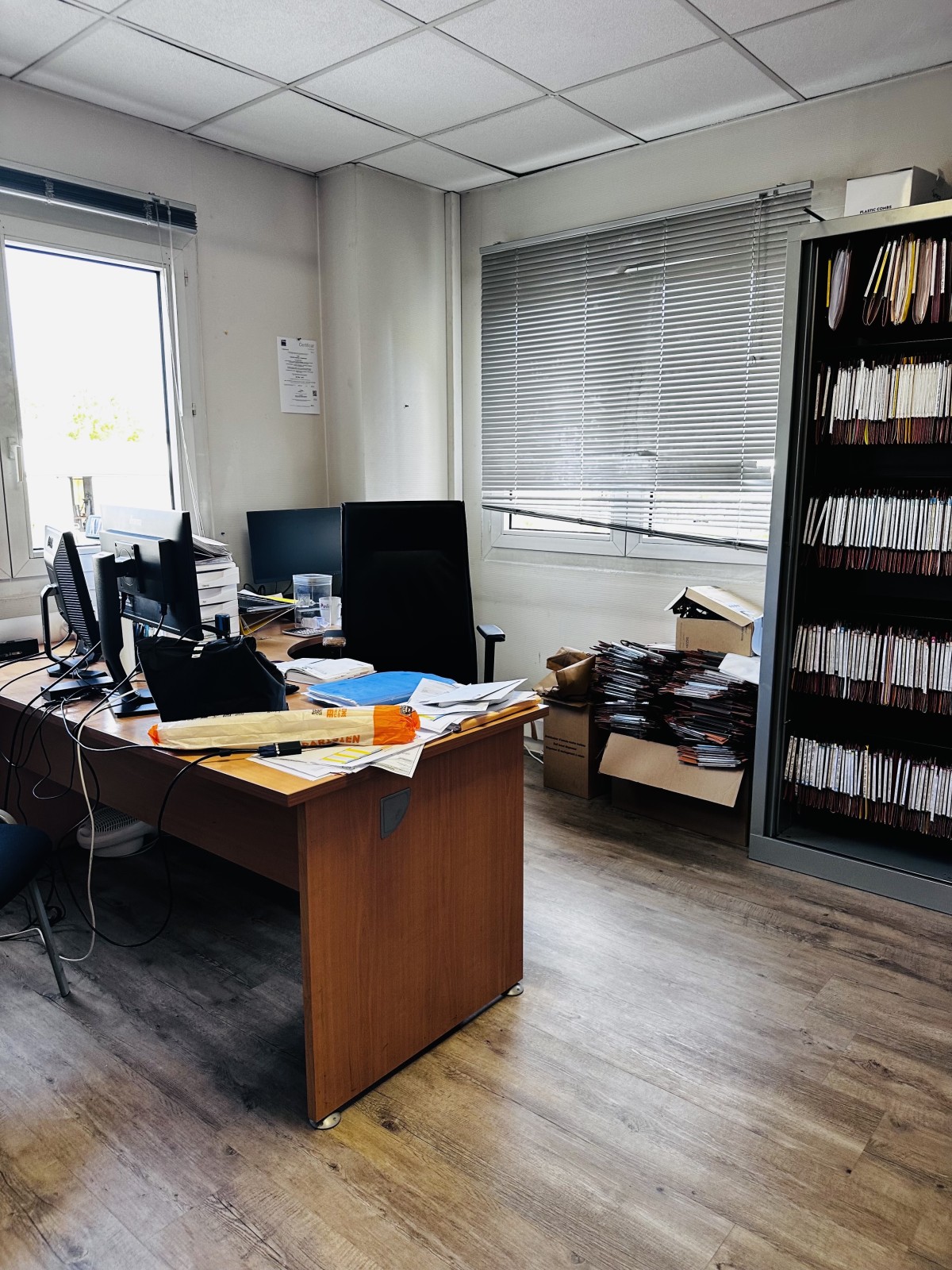 velaux 13880 location d'un entrepôt de stockage avec bureaux dans le triangle aix en provence salon de provence marseille