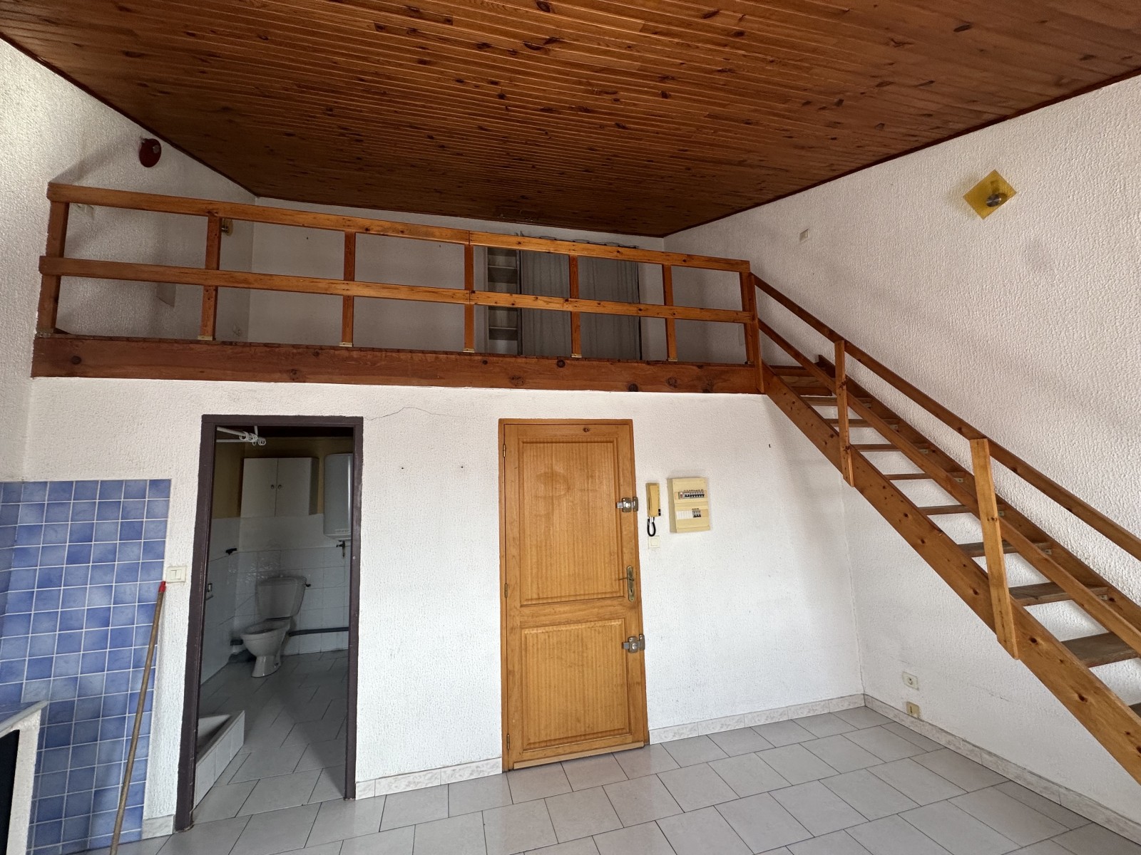 Studio avec mezzanine exposé Ouest quartier st henri Marseille proche des axes autoroutiers