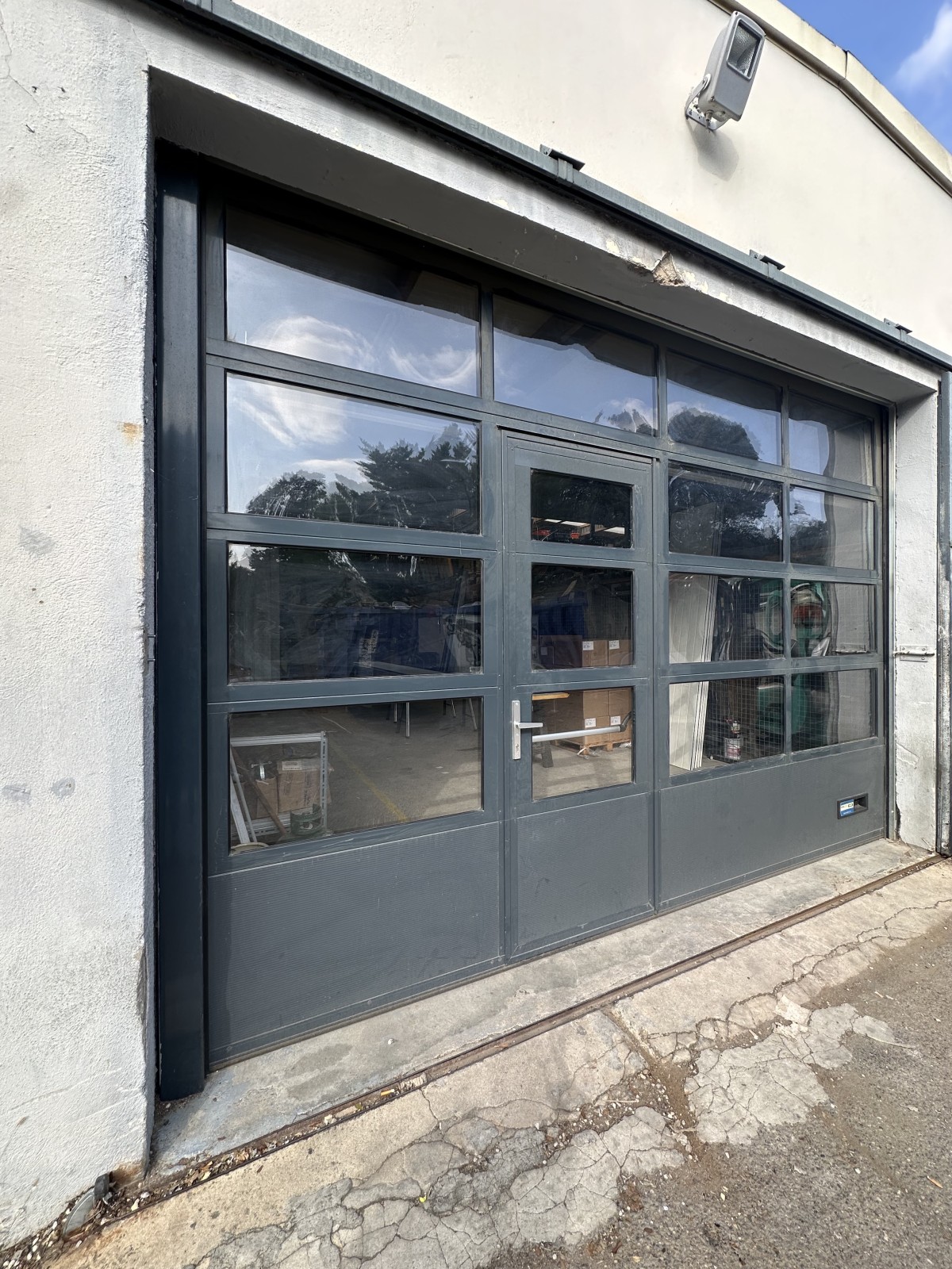 immeuble à louer à velaux dans le parc d'activités de la verdière bureaux climatisés lumineux et entrepôt de stockage