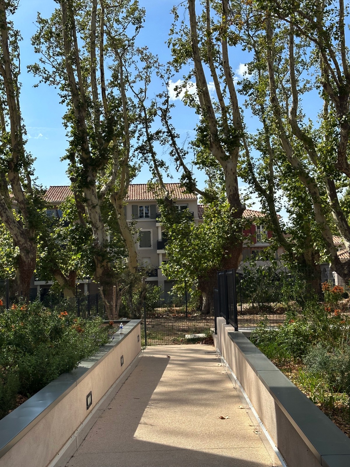 Appartement à louer à Pelissanne  centre-ville t2 neuf avec stationnement en sous-sol