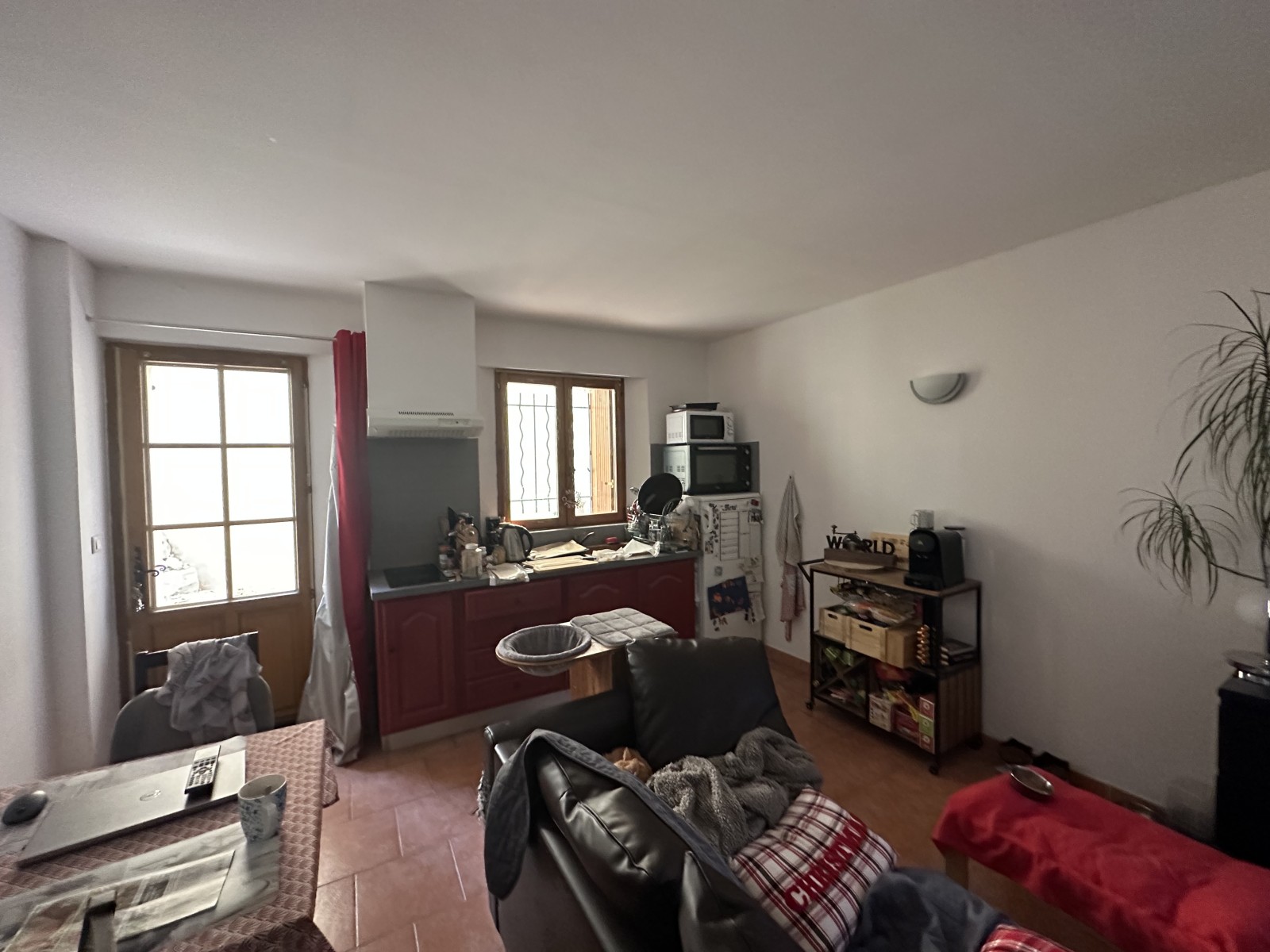 appartement à vendre dans le centre ville d'éguilles 13510 en bon état