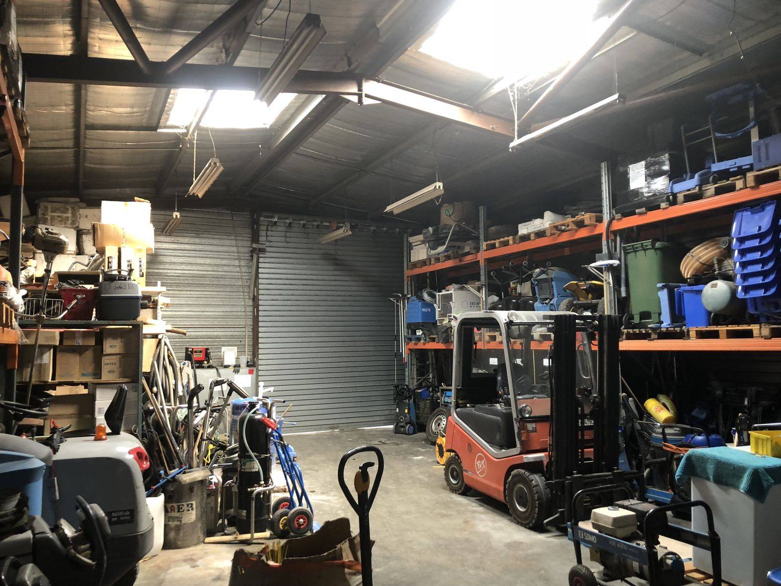 location entrepôt bureaux et terrain clos 13880 velaux