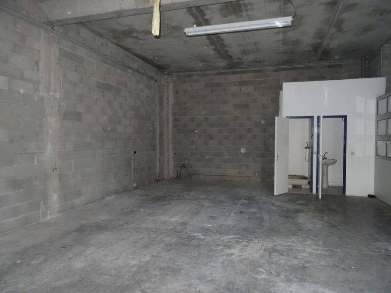 entrpôt avec bureaux à louer velaux 13880