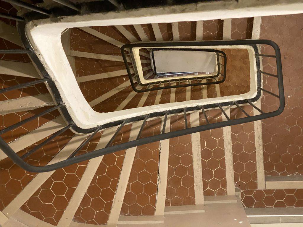 dans immeuble proche cours mirabeau T2 meublé disponible à la location