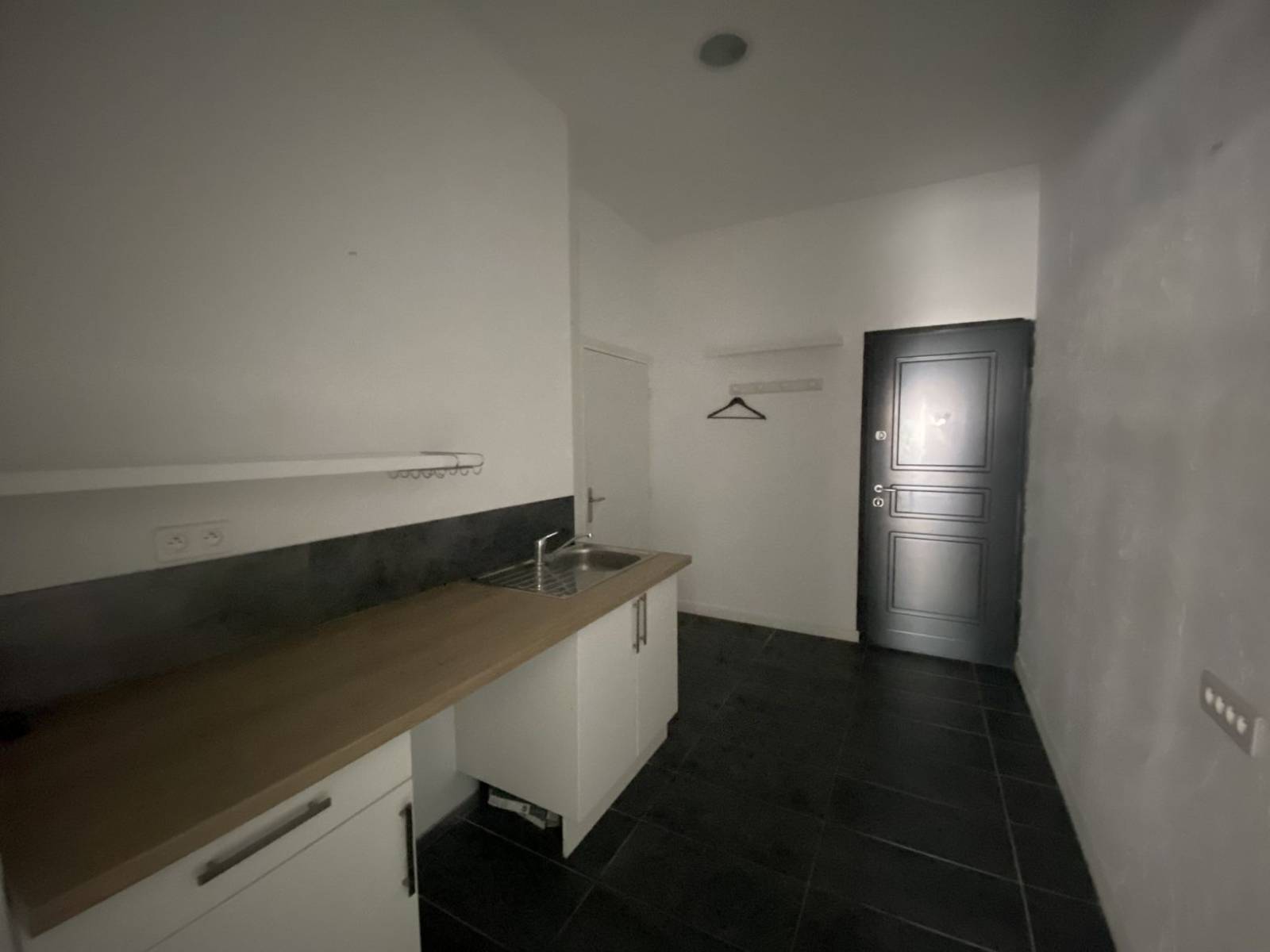 locaux commerciaux disponibles à aix en provence avec vitrine climatisation 13100