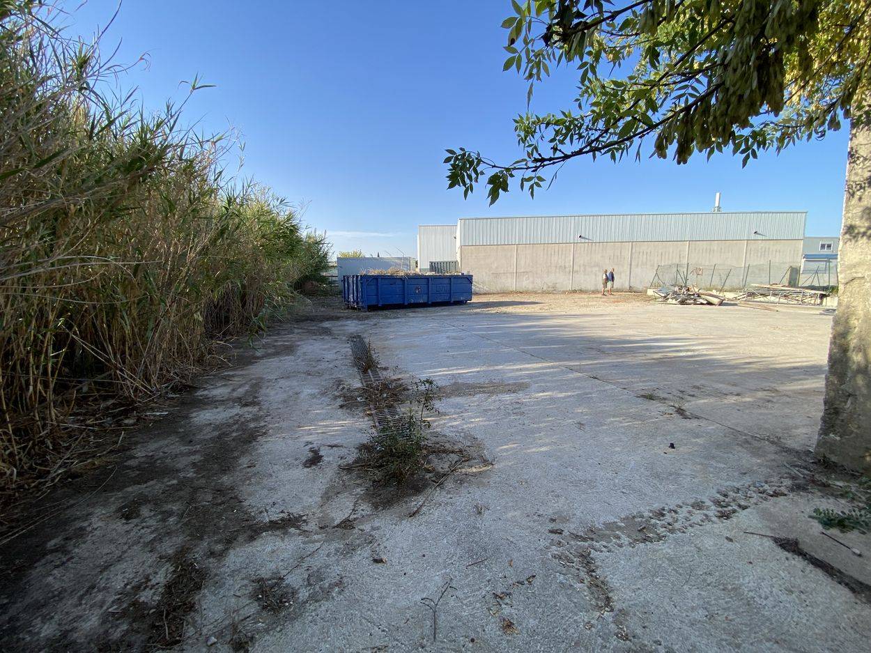 location d'un entrepôt avec terrain et auvent 13130