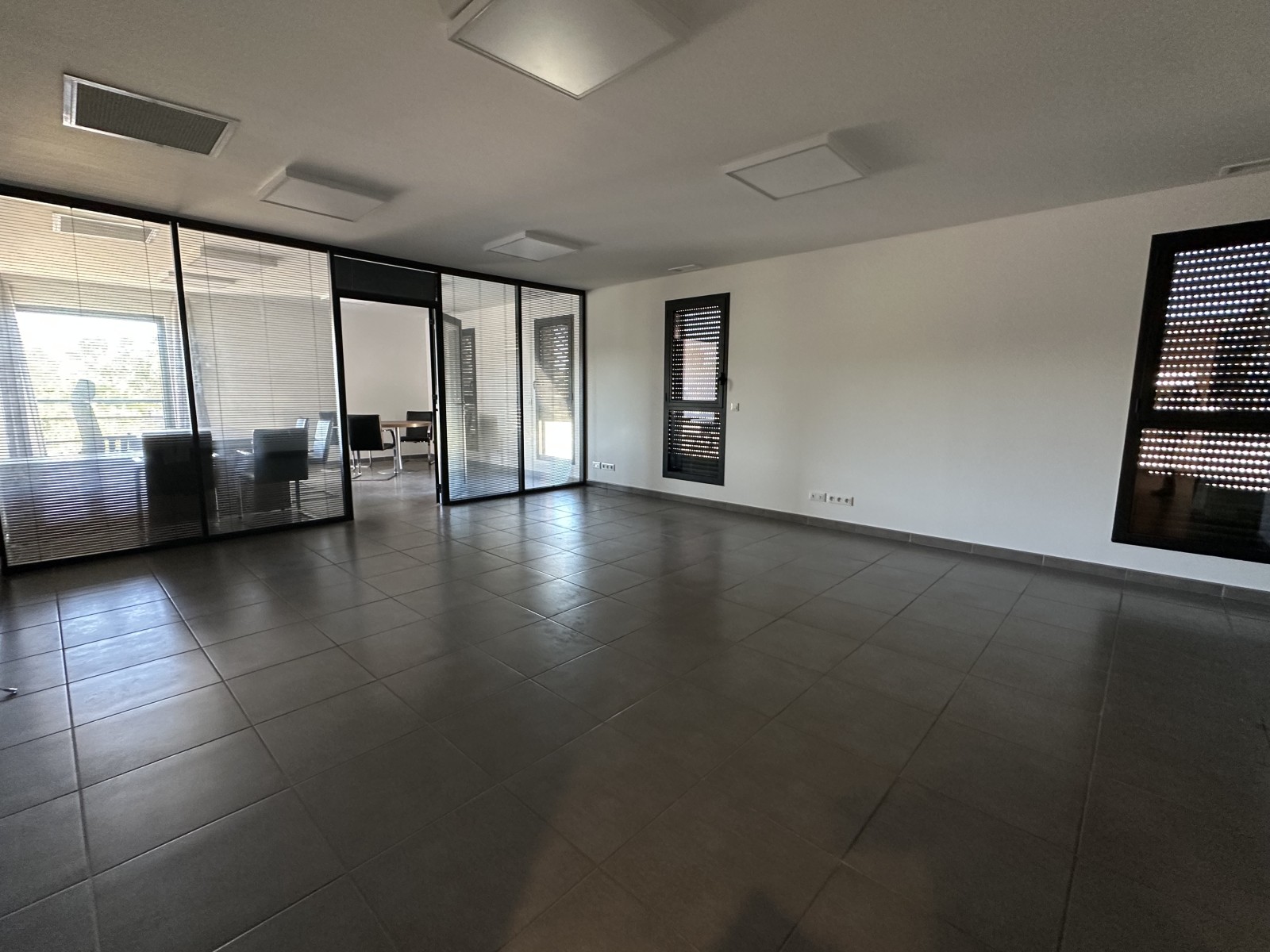 bureau climatisé à louer à velaux avec salle de réunion