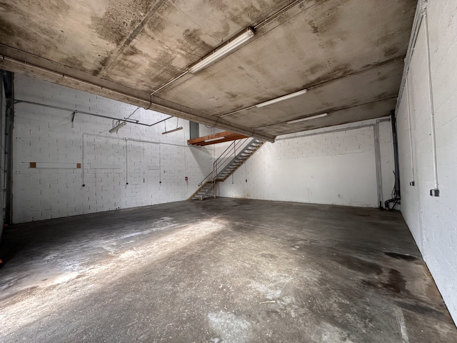 Local commercial au cœur d'un centre dynamique avec parking et visibilité