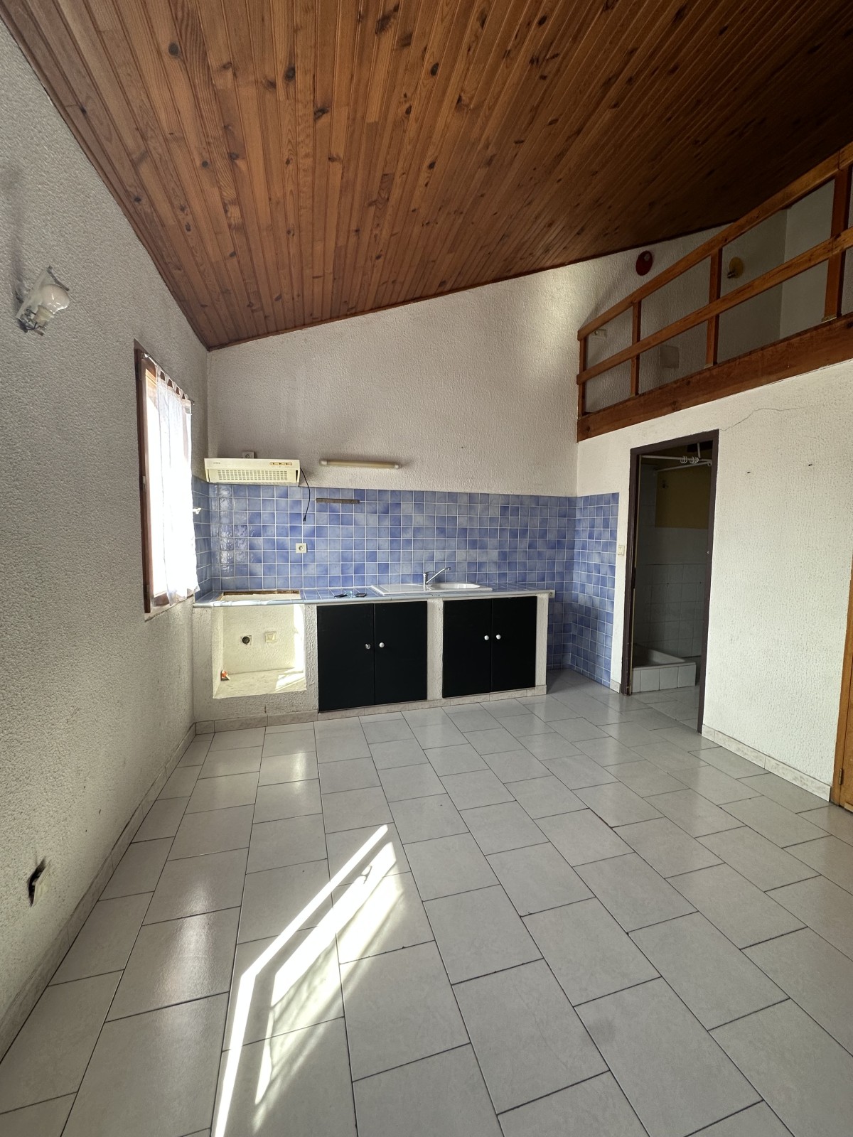 Studio avec mezzanine exposé Ouest quartier st henri Marseille proche des axes autoroutiers