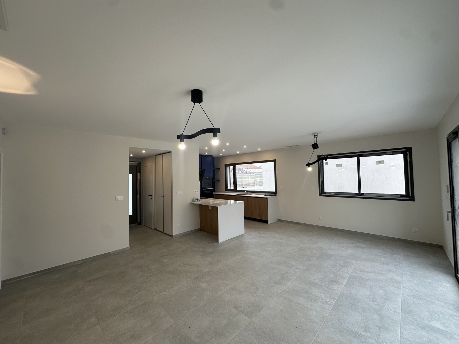 Maison neuve à louer meublée à VELAUX 13880 4 chambres piscine et terrain clos