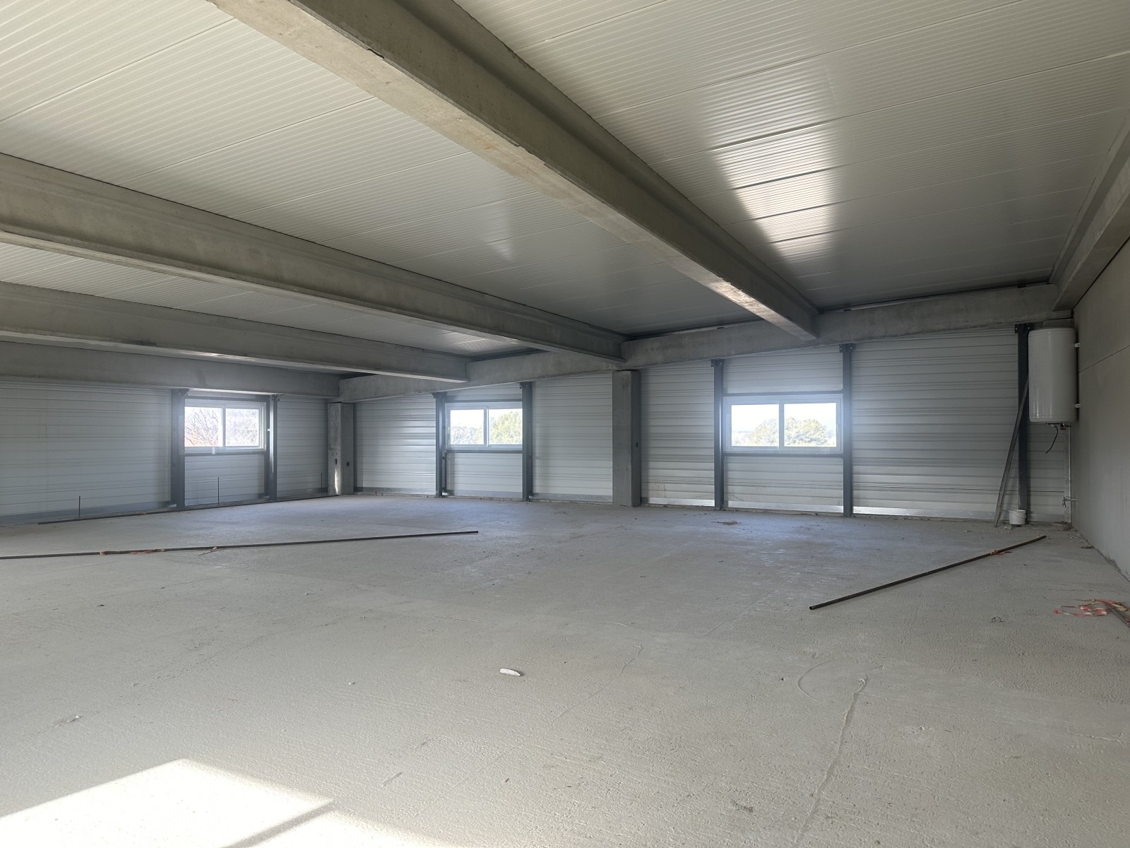 locaux disponibles dans la zone industrielle des sardenas à lancon de provence 13680