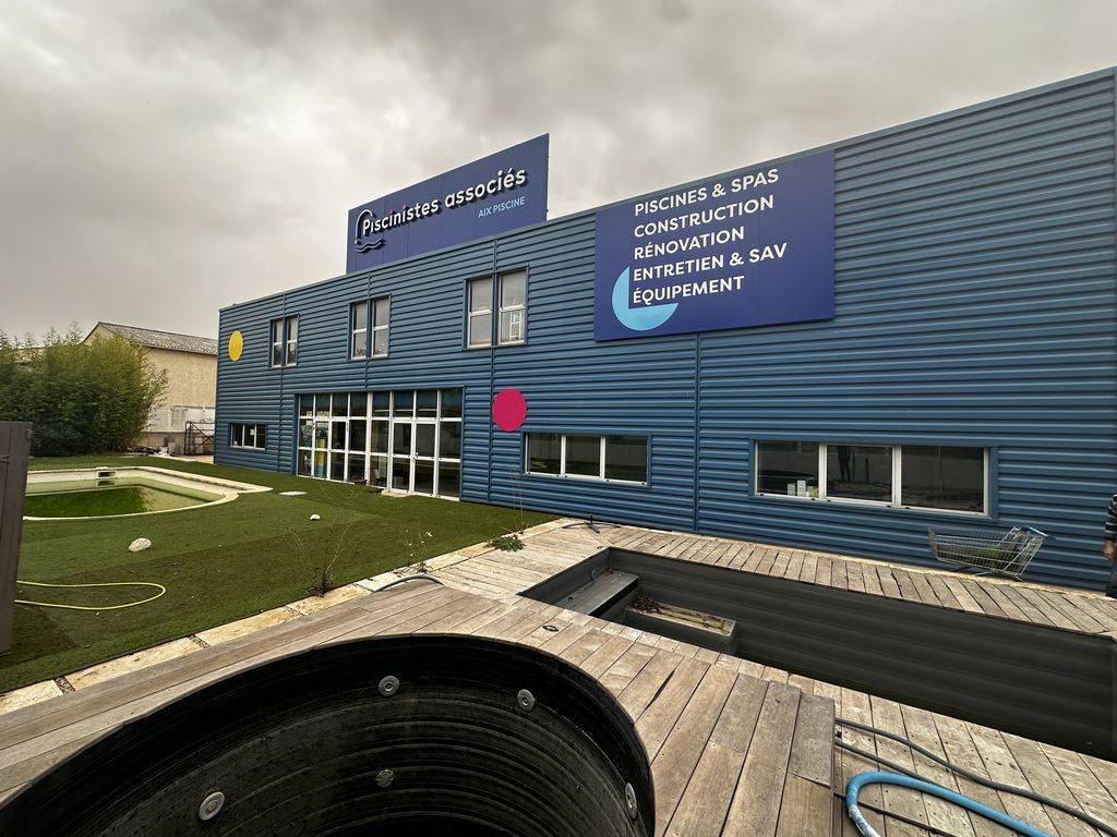 immeuble avec visibilité première de la RN7 saint cannat 13760