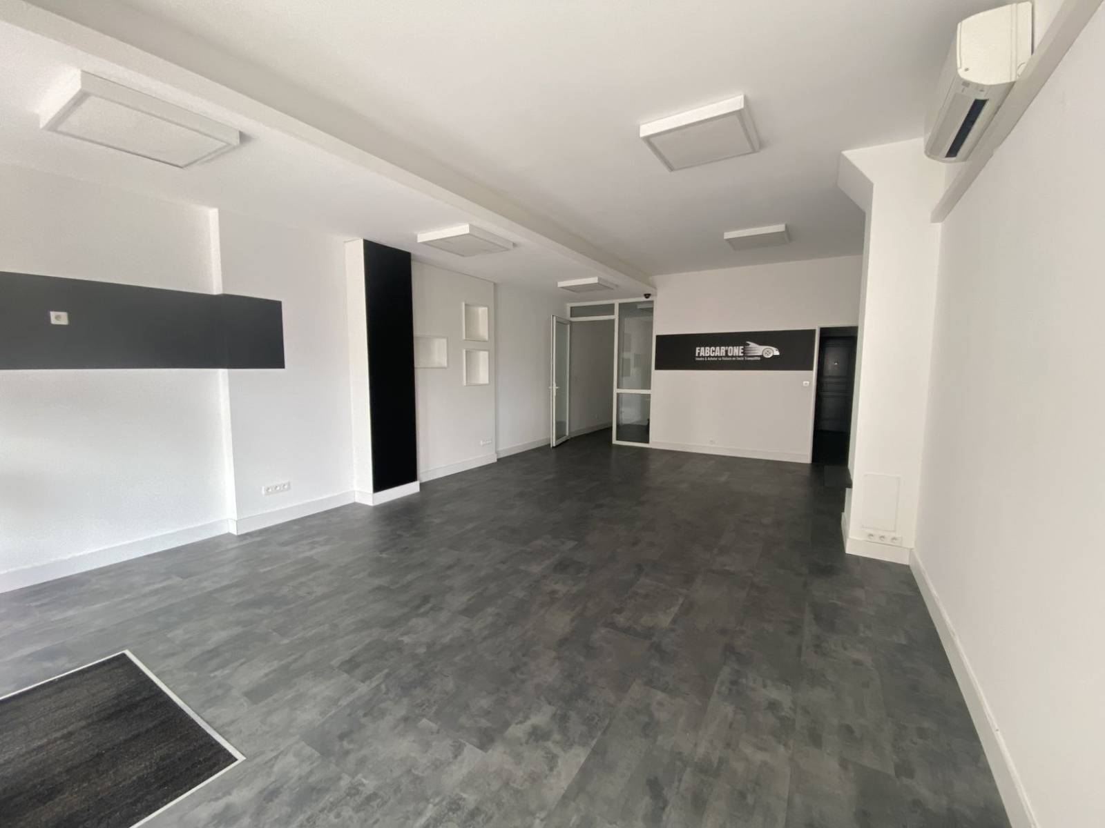 location aix en provence local climatisé avec vitrine bureau et sanitaires 13100