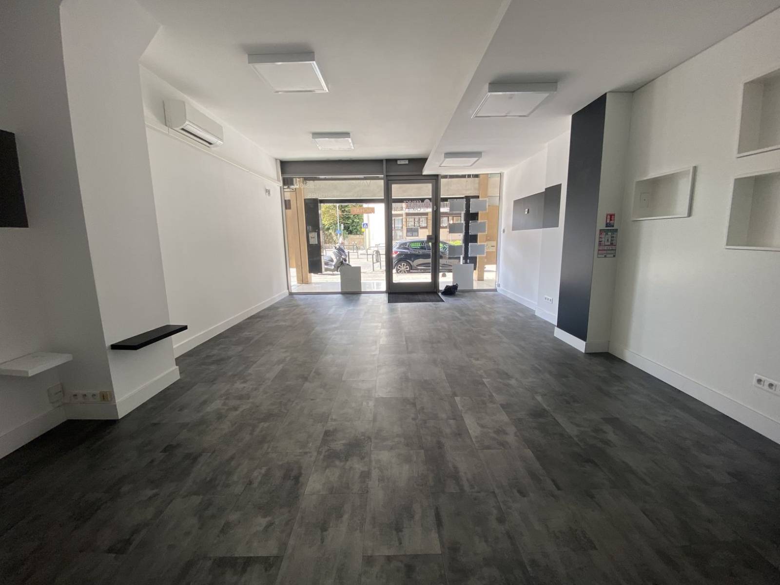 local commercial en location à aix en provence avec bureau isolé, climatisation réversible salle de repos parking facile 13100