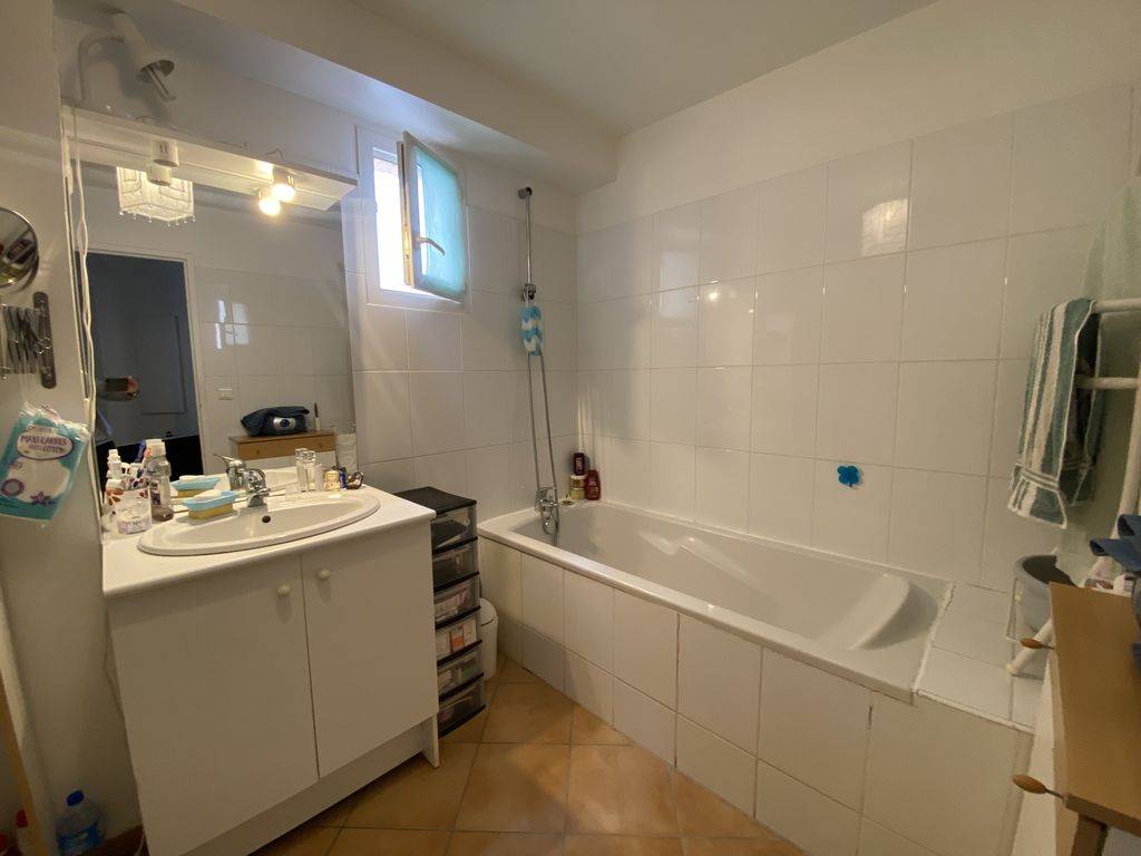 appartement en location village velaux proche commerces ets tationnement bon état