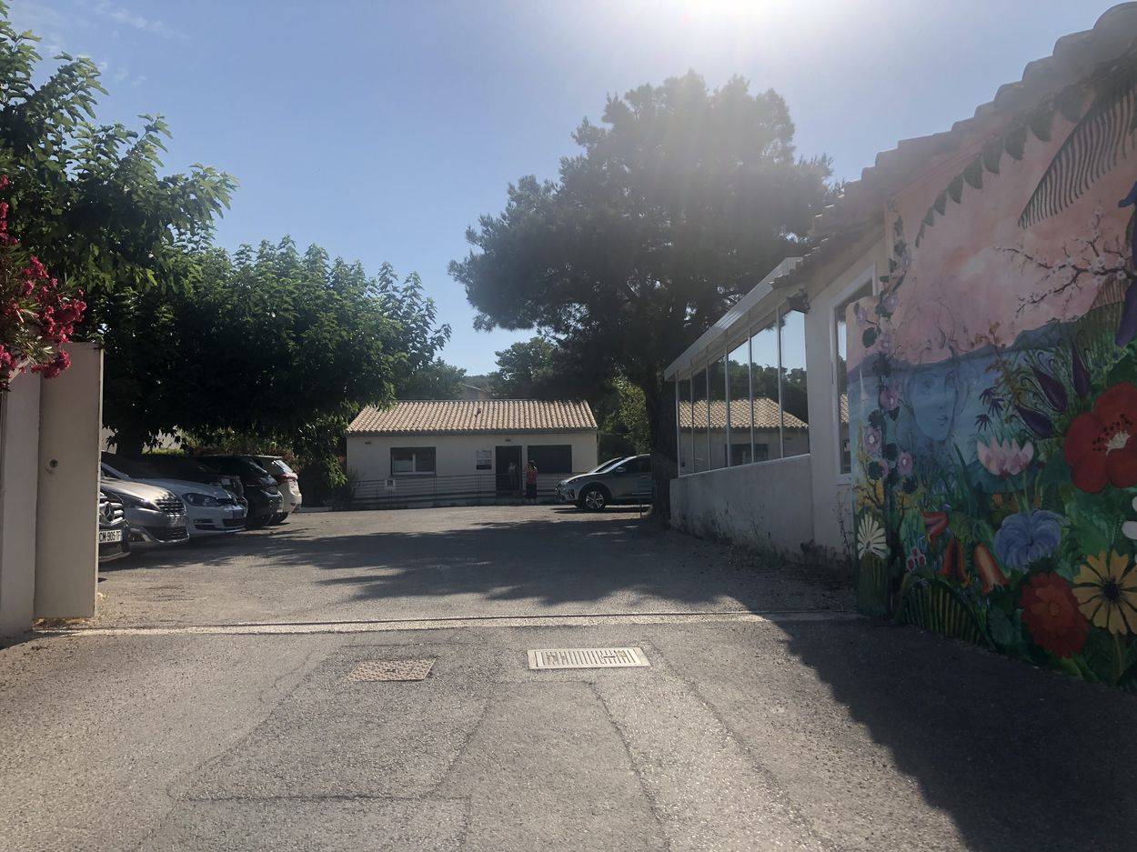 local à louer avec parking réservé à la clientèle du site