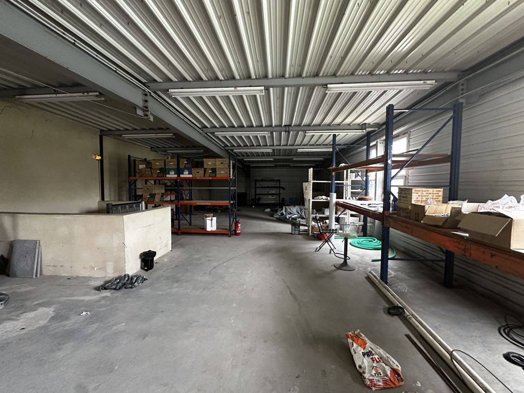 locaux à vendre za de la pile saint cannat 13760 immeuble avec locataire en place