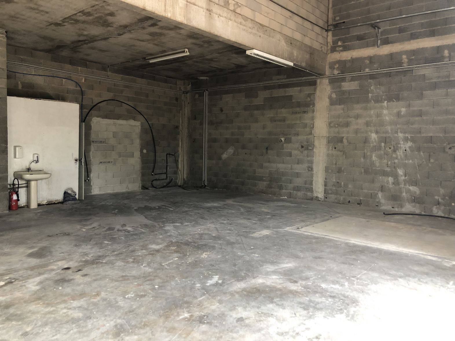 local d'activités avec parking velaux 13880