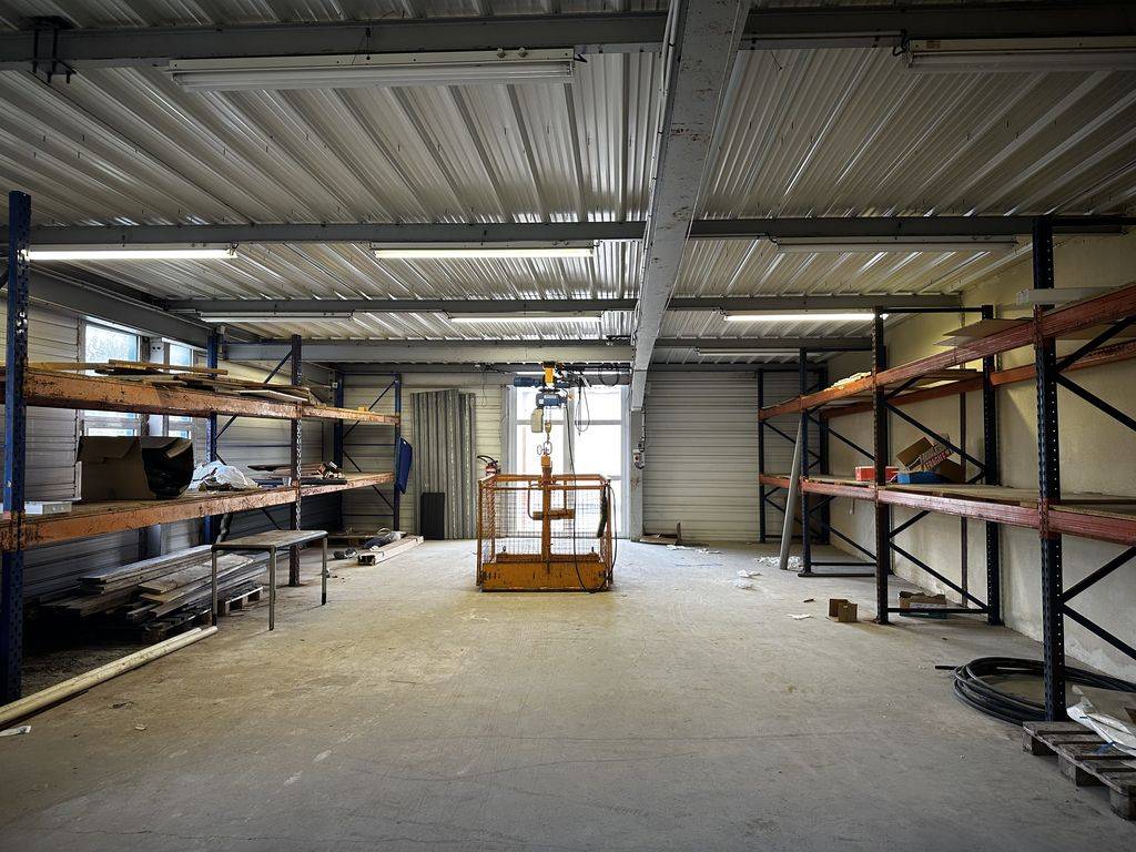 vente d'un immeuble saint cannat za de la pile 13760 bureaux atelier avec visibilité