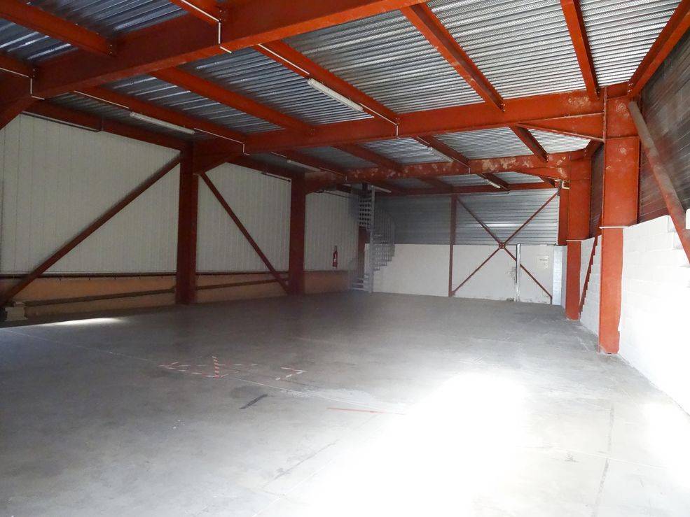 entrepôt à louer à velaux avec places de parking privatives