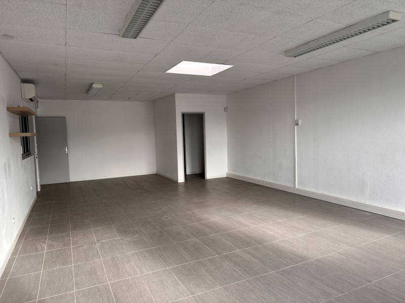 Local commercial au cœur d'un centre dynamique avec parking et visibilité