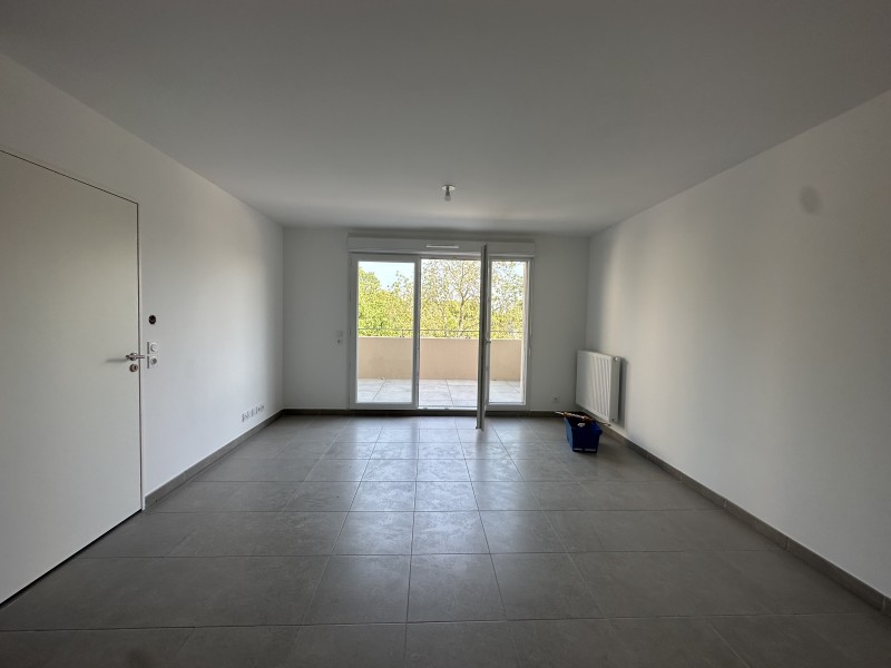 très bel appartement T2 à louer à Pelissanne centre-ville résidence neuve et arborée 13330