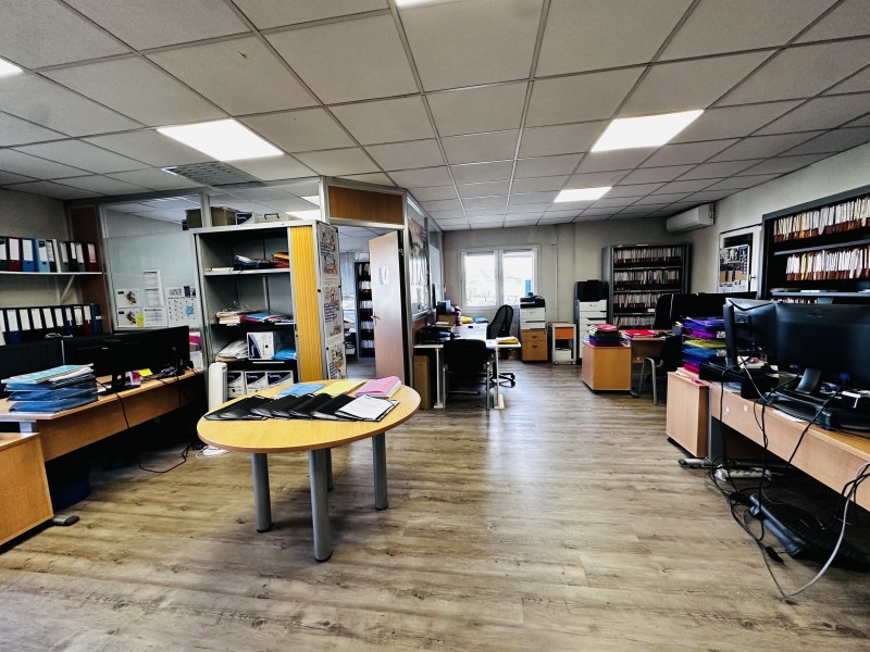 bureau et entrepôt de stockage en location avec hauteur sous plafond à velaux 13880