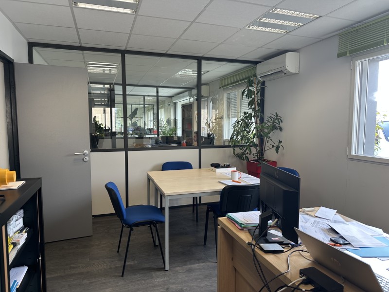 bureaux raccordés à la fibre entrepôt de stockage à louer à velaux 13880