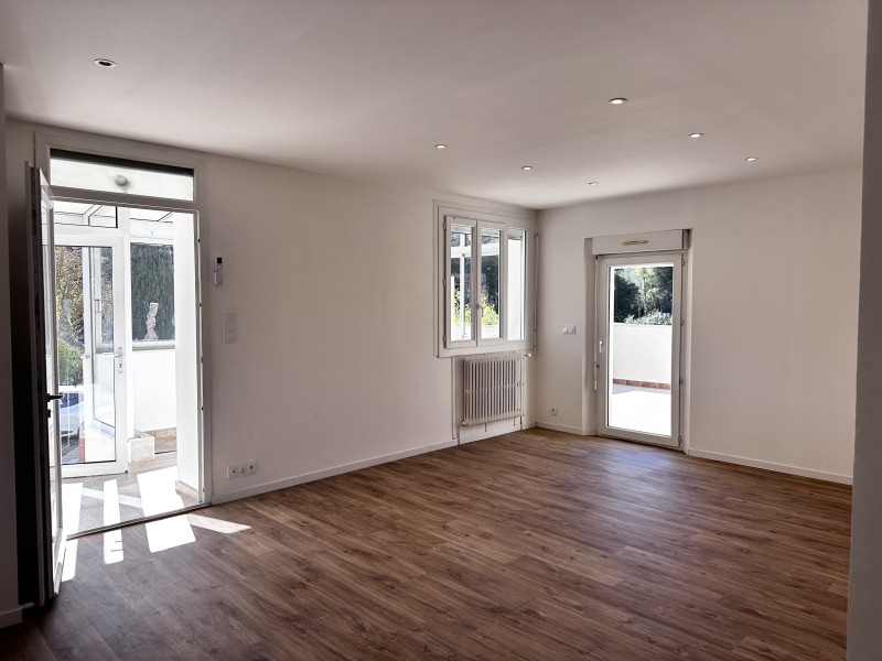 T3 à louer au premier étage d'une maison en campagne avec stationnement terrasse et véranda 13880