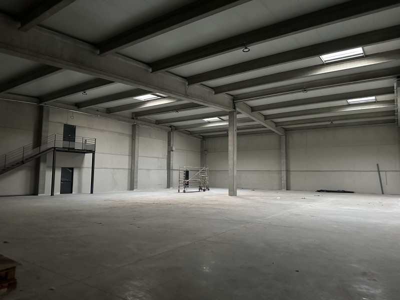 louer un entrepôt de stockage avec bureaux terrain accessible aux poids lourds