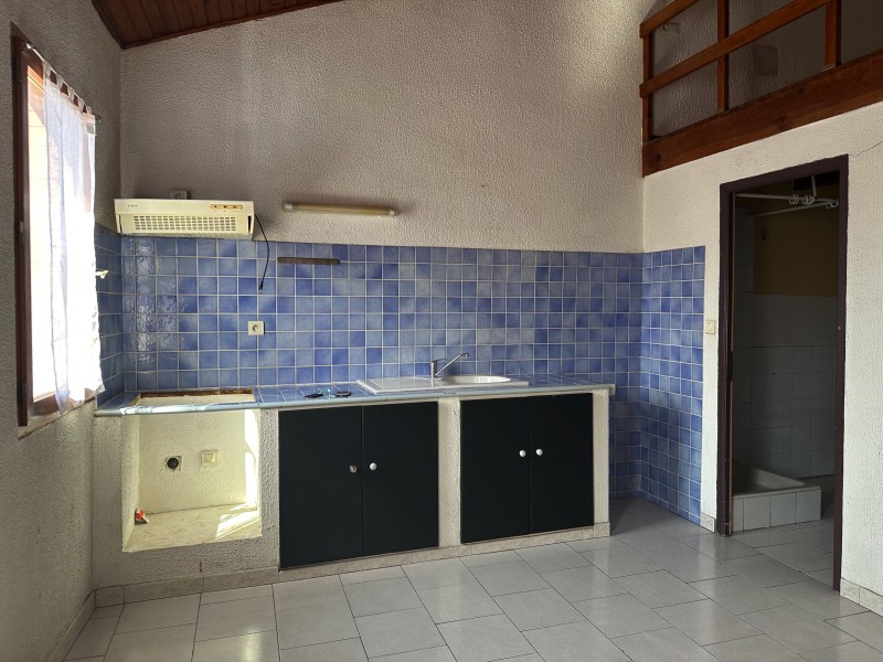 Studio avec mezzanine exposé Ouest quartier st henri Marseille proche des axes autoroutiers