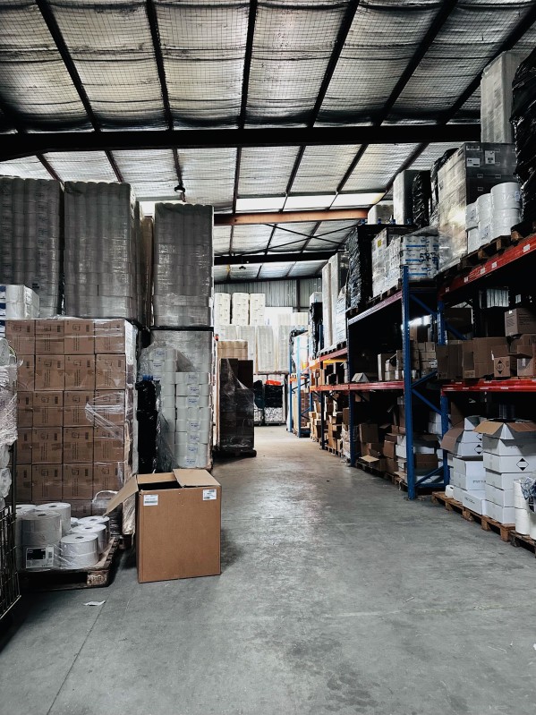 proche axes autoroutiers velaux location d'un entrepôt avec bureaux climatisés avec stationnement privatif et quai de déchargement