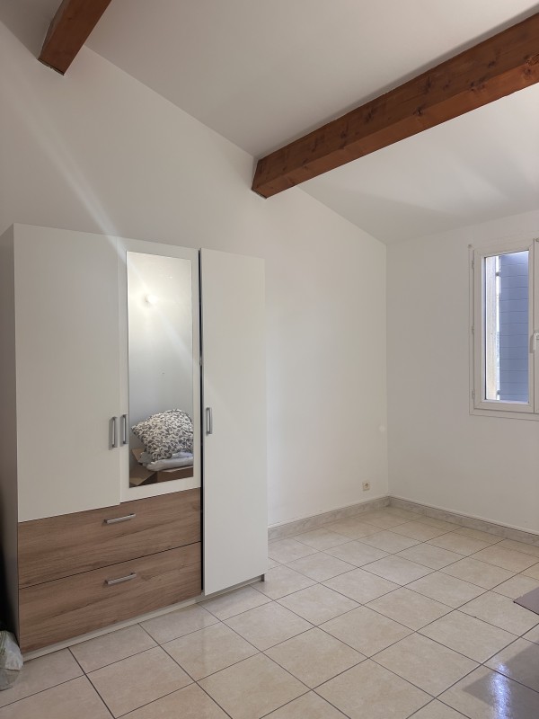 location T3 velaux dans le village secteur très calme avec vue dégagée