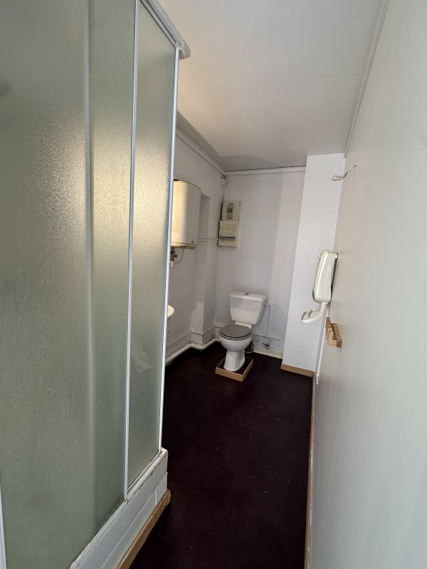 vente espace en rez de chaussée dans le centre d'eguilles avec salle d'eau et wc