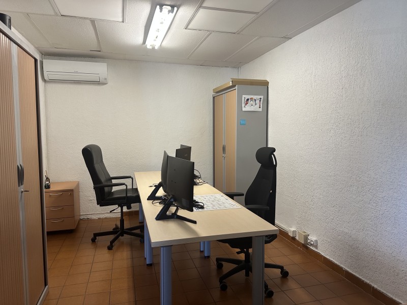 visibilité première ligne locaux de stockage avec bureaux climatisés à rognac accessible imémdiatement