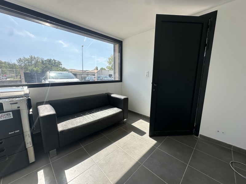 local professionnel ou bureau à louer à velaux 13880