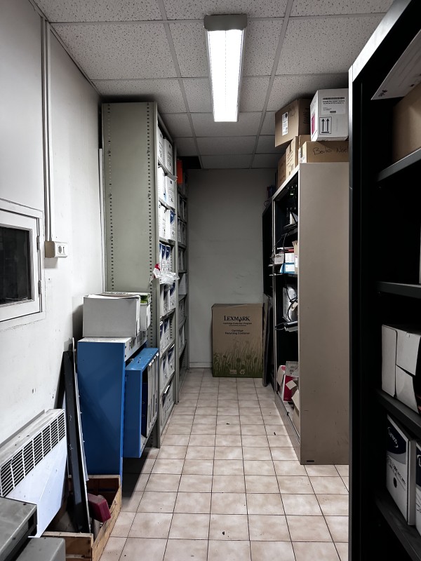 location d'un immeuble industriel avec hauteur sous plafond idéal pour le stockage 13880