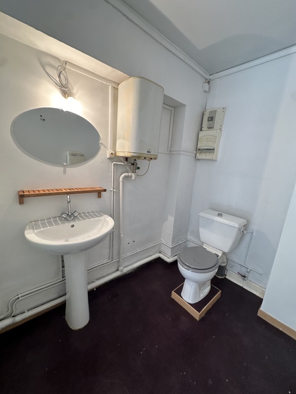 local professionnel à vendre dans le village d'eguilles 13510