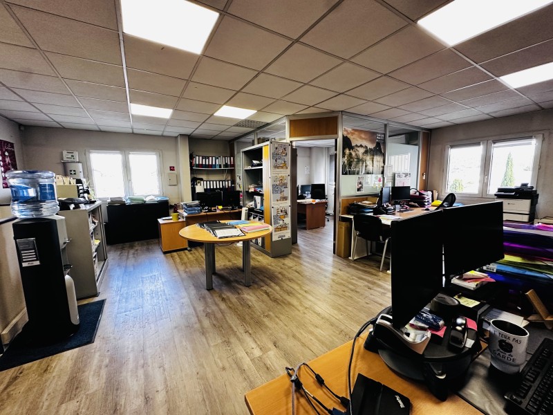 entrepôt de stockage à louer à velaux 13880 avec bureaux climatisés