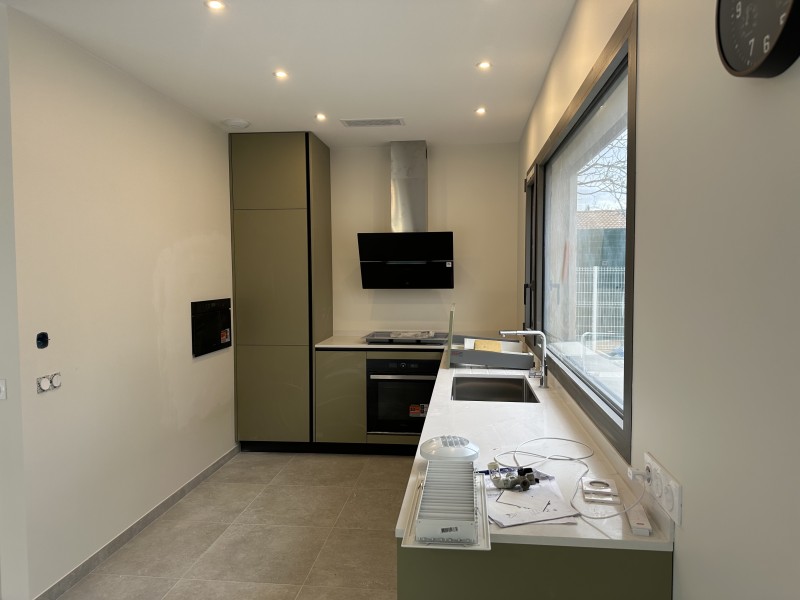 maison T5 neuve à louer neuve à velaux avec piscine 4 chambres accessibilité PMR