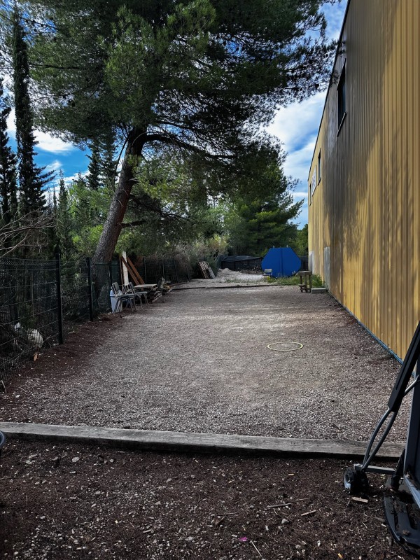 immeuble d'activité à louer à velaux 13880 proche autoroutes et accessible par des semi-remorques