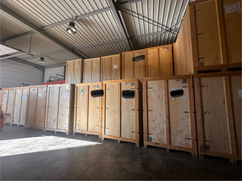 saint cannat immeuble à vendre avec entrepôt loué terrain clos et bureaux climatisés 13