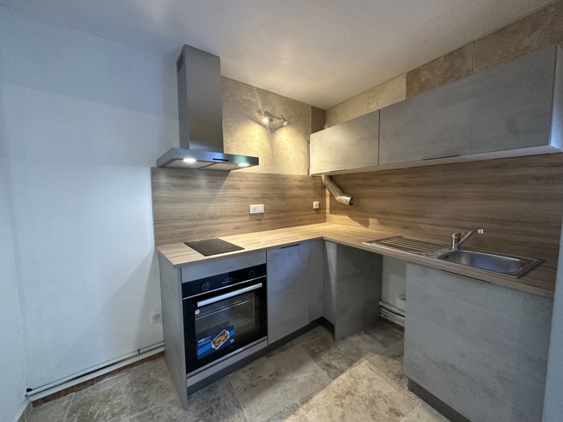 location logement 1 chambre avec terrasse et place de stationnement à ventabren 13122