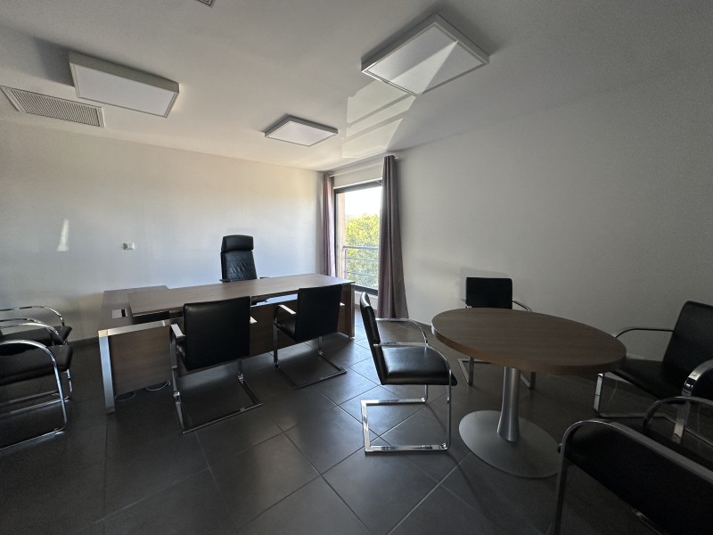 bureau climatisé en location à velaux proche des axes routiers 13880