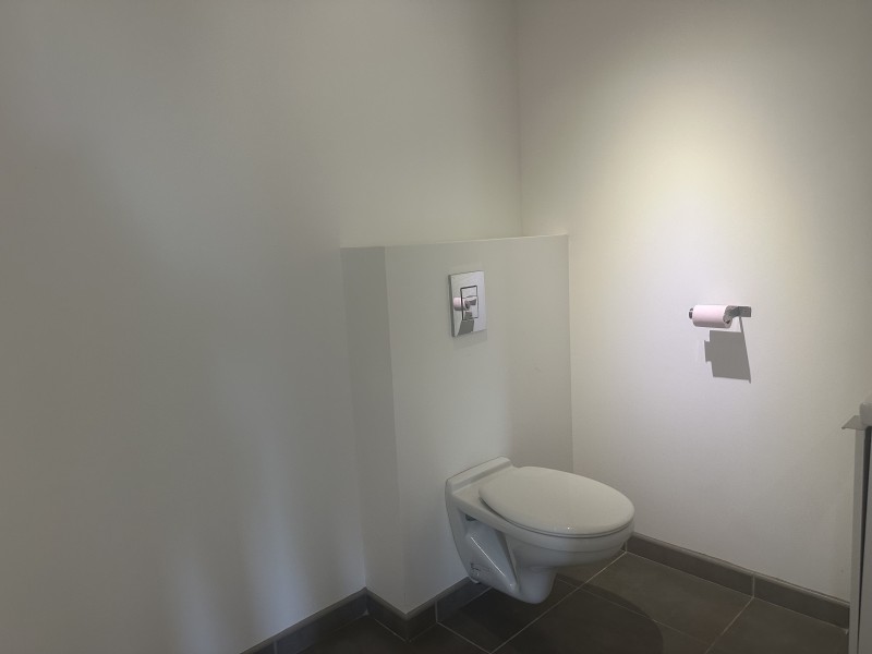 bureau ou local professionnel disponible en location à velaux avec parking climatisation sanitaires privatifs 13