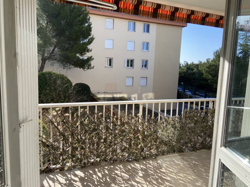 appartement T4 3 chambres très bon état à vendre aix en provence terrasse et garage