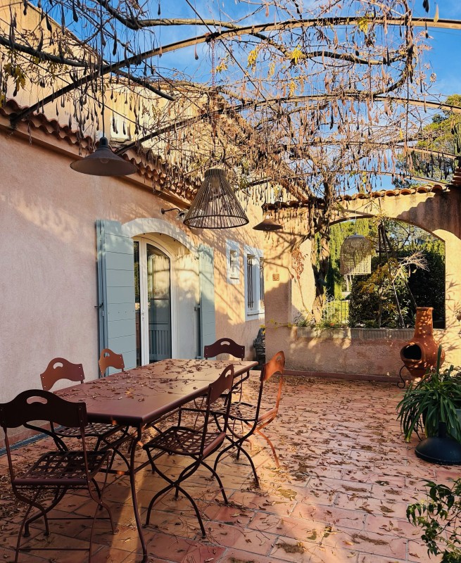 maison T6 à louer à ventabren meublée avec piscine et jardin proche des arrêts de bus 13122