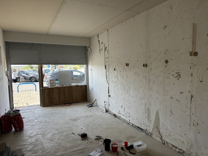 local commercial à louer à velaux en cours de réhabilitation complète