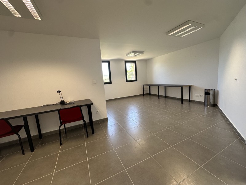 velaux proche axes autoroutiers location bureau avec stationnement privatif velaux 13