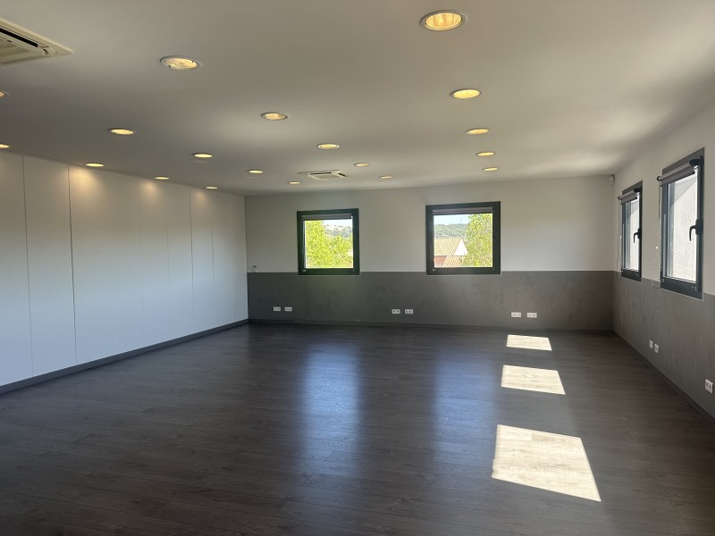 surface de bureaux à louer à velaux dans un ensemble clos avec parking privatif